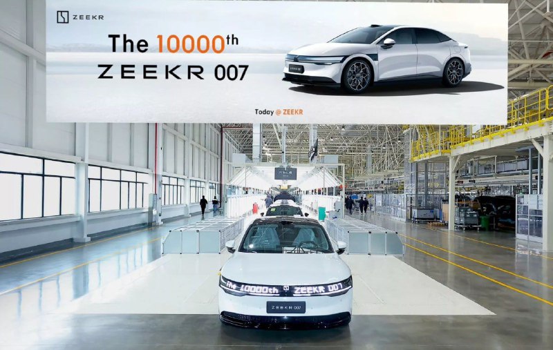Zeekr выпустил 10-тысячный седан 007 который был п...
