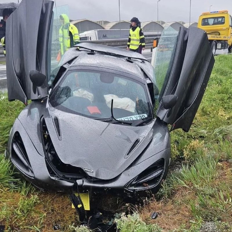 McLaren 720S ушел в занос в Аосте, Италия, из-за с...