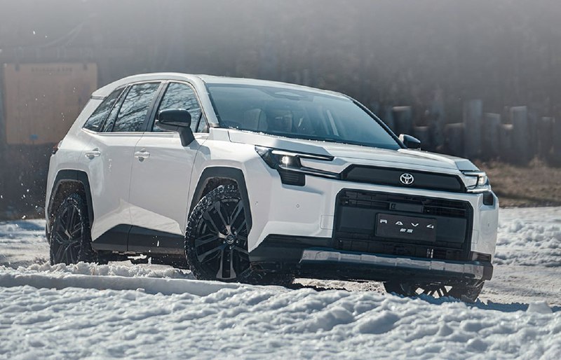 В Китае представили новый Toyota RAV4 с обычным ДВ...