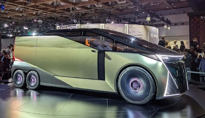 Lexus показал футуристичный минивэн LS Concept

На...