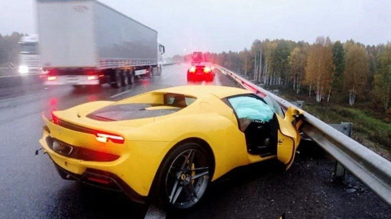 В России разбили свежую Ferrari 296 — тачка влетел... 1
