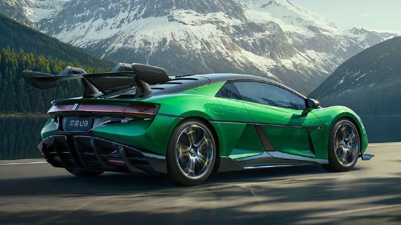 Yangwang U9 получил новогоднюю спецверсию

Лакшери...